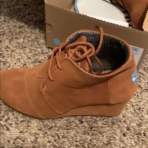 TOMS desert wedge chestnut suede size 5 NWT